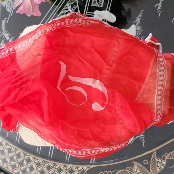 100% Vinal Monogrammed "T" Red Scarf White Piping - Picture 3 of 6